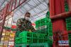 3月17日，在香格里拉市电子商务公共服务中心，工作人员在搬运收购的尼西鸡。 新华社记者 胡超 摄