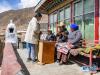 在西藏拉萨堆龙德庆区德庆镇德庆村的家中，朗杰（右二）和家人在二楼露台休息（3月4日摄）。新华社记者 孙非 摄