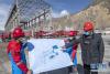  3月23日，西藏美术馆建设项目施工人员在介绍设计图纸。新华社记者 孙非 摄