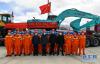 3月24日，在拉萨市曲水县，即将出征阿里与藏中电网联网工程建设工地的中国安能集团第二工程局有限公司施工队伍誓师合影。 新华社记者 张汝锋 摄