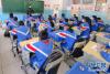 3月25日，玉树市第四完全小学的教师在给学生上“开学第一课”。新华社发