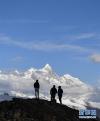 游客在欣赏南迦巴瓦峰（3月25日摄）。 新华社记者 晋美多吉 摄