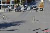 图为拉萨市区十字路，车辆、行人、交警静止默哀。 江飞波 摄