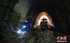 图为4月6日，负责米林隧道的中铁十九局集团的建设者在隧道内作业。 中新社记者 何蓬磊 摄