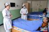 玉树州藏医院药浴科护士在询问患者身体恢复情况（资料照片）。新华社发