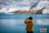 图为雪后的羊湖。 文/何蓬磊 图/张静