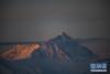 日出时分，在加乌拉山口拍摄的珠峰（4月25日摄）。新华社记者 普布扎西 摄 