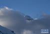 日出时，珠峰笼罩在云雾里（4月28日摄）。新华社记者 晋美多吉 摄