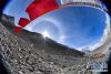 珠峰大本营上空的日晕景观（5月1日摄）。 当日，珠穆朗玛峰山区上空出现日晕景观。 新华社记者 普布扎西 摄