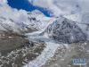 位于珠穆朗玛峰脚下海拔5400米左右的中绒布冰川（4月30日摄，无人机照片）。 位于珠穆朗玛峰脚下海拔5400米左右的中绒布冰川，巍峨壮观，冰塔林托起世界最高峰，让人叹为观止。 新华社记者 普布扎西 摄