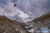 位于珠穆朗玛峰脚下海拔5400米左右的中绒布冰川（4月30日摄）。 位于珠穆朗玛峰脚下海拔5400米左右的中绒布冰川，巍峨壮观，冰塔林托起世界最高峰，让人叹为观止。 新华社记者 孙非 摄
