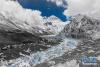 位于珠穆朗玛峰脚下海拔5400米左右的中绒布冰川（4月30日摄，无人机照片）。 位于珠穆朗玛峰脚下海拔5400米左右的中绒布冰川，巍峨壮观，冰塔林托起世界最高峰，让人叹为观止。 新华社记者 旦增尼玛曲珠 摄