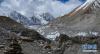 位于珠穆朗玛峰脚下海拔5400米左右的中绒布冰川（4月30日摄）。 位于珠穆朗玛峰脚下海拔5400米左右的中绒布冰川，巍峨壮观，冰塔林托起世界最高峰，让人叹为观止。 新华社记者 孙非 摄