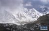 位于珠穆朗玛峰脚下海拔5400米左右的中绒布冰川（4月30日摄）。 位于珠穆朗玛峰脚下海拔5400米左右的中绒布冰川，巍峨壮观，冰塔林托起世界最高峰，让人叹为观止。 新华社记者 普布扎西 摄