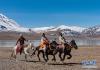西藏那曲市尼玛县文部乡北村的村民们骑马在当穹错旁角逐（4月30日摄）。 新华社记者 侯捷 摄
