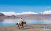 村民在西藏那曲市尼玛县当穹错旁骑马飞驰（4月30日摄）。新华社记者 侯捷 摄