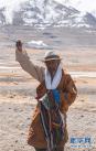 在西藏那曲市尼玛县当穹错旁举行的春耕典礼上，曲旺老人将青稞良种撒向天空祈福（4月30日摄）。新华社记者 侯捷 摄