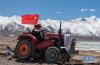 拖拉机在西藏那曲市尼玛县当穹错旁举行的春耕典礼上行进（4月30日摄）。新华社记者 侯捷 摄
