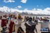 村民们在西藏那曲市尼玛县当穹错旁举行的春耕典礼上跳锅庄舞（4月30日摄）。新华社记者 田金文 摄