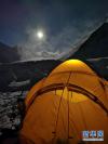 5月7日在海拔6500米的珠峰前进营地拍摄的“超级月亮”。 新华社特约记者 边巴 摄