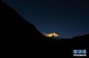 这是5月3日拍摄的夕阳下的珠峰。 新华社记者 普布扎西 摄