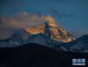 这是4月25日拍摄的夕阳下的珠峰。新华社记者 普布扎西 摄