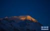 这是5月3日拍摄的夕阳下的珠峰。新华社记者 多吉占堆 摄