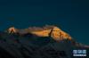 这是5月3日拍摄的夕阳下的珠峰。  新华社记者 晋美多吉 摄