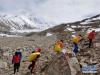 参与垃圾清理回收活动人员在希夏邦马峰海拔5114米至5800米区域清理登山垃圾（5月9日摄）。  新华社发（西藏自治区体育局提供）