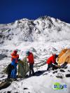 参与垃圾清理回收活动的人员在珠峰前进营地6500米区域清理登山垃圾（5月9日摄）。  新华社发（西藏自治区体育局提供）