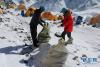 参与垃圾清理回收活动的人员在珠峰前进营地6500米区域清理登山垃圾（5月9日摄）。 新华社发（西藏自治区体育局提供）