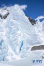 珠峰海拔5800米至海拔6500米的冰塔林（5月9日摄）。  新华社记者 孙非 摄