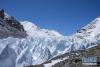 珠峰海拔5800米至海拔6500米的冰塔林（5月9日摄）。  新华社记者 孙非 摄