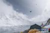 在海拔6500米的珠峰前进营地，几只黄嘴山鸦在空中飞翔（5月10日摄）。 新华社记者 孙非 摄