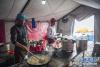 在海拔6500米的前进营地，厨师在制作菜品（5月10日摄）。 新华社记者 孙非 摄