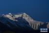 20时41分，落日余晖洒在珠峰之上（4月25日摄）。新华社记者 普布扎西 摄 图片来源：新华网