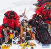 5月21日，测量登山队队员在下撤途中。新华社特约记者 边巴 摄