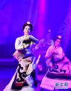  5月24日晚，演员在夏河县海螺湾大剧院表演《金顶梵音-拉卜楞》。  新华社记者 陈斌 摄