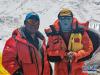 5月24日，2020珠峰高程测量登山队副队长桑珠（左）和冲顶组组长次落（右）在海拔6500米的前进营地。新华社特约记者 扎西次仁 摄 图片来源：新华网