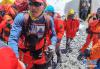 5月24日，2020珠峰高程测量登山队部分人员从海拔6500米的前进营地出发。新华社特约记者 拉巴 摄 图片来源：新华网