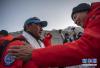 5月28日，陕西测绘地理信息局局长杨宏山（右）向2020珠峰高程测量登山队队长次落敬献哈达，祝贺登顶测量圆满完成。新华社记者 孙非 摄