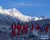5月28日，2020珠峰高程测量登山队队员在返回大本营途中。新华社记者 孙非 摄