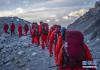 5月28日，2020珠峰高程测量登山队队员在返回大本营途中。新华社记者 普布扎西 摄