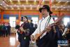 几名藏族歌手在甘南藏族自治州玛曲县阿万仓镇沃特村的文化演艺大厅内为游客弹唱（5月25日摄）。 新华社记者 陈斌 摄