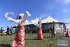 几名藏族演员在甘南藏族自治州夏河县阿木去乎镇安果村阿米贡洪帐篷酒店的草原上表演舞蹈（5月25日摄）。 新华社记者 陈斌 摄