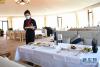 一名服务员在甘南藏族自治州夏河县阿木去乎镇安果村阿米贡洪帐篷酒店餐厅内准备菜品（5月25日摄）。 新华社记者 陈斌 摄