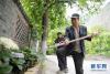  甘南藏族自治州舟曲县大川镇土桥子村的两名村民在修整村里的花坛（5月27日摄）。 新华社记者 陈斌 摄
