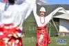  藏族姑娘在甘南藏族自治州夏河县阿木去乎镇安果村阿米贡洪帐篷酒店的草原上表演舞蹈（5月25日摄）。 新华社记者 陈斌 摄