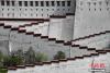 6月3日，西藏布达拉宫有序恢复对外开放。开放期间实行预约、分时、限流参观，每日预约参观人数限额2100人，并试行无接触微信端票务预约系统。 中新社记者 何蓬磊 摄