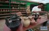 手工艺人在黑陶工艺基地内制作黑陶。新华社记者 吴刚 摄